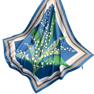 Carré en soie aux motifs de muguet français bleu marine avec un effet drapé élégant