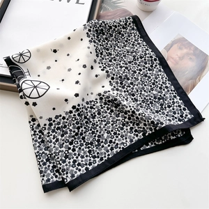 Carré de soie aux motifs floraux et carrosses noir et blanc avec large bordure noire