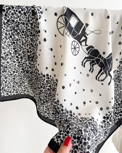 Détail d'un foulard en soie à fleurs avec imprimé calèche rétro et texture légère