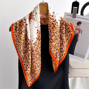 Carré de soie floral avec motif de calèche sur cintre en bois pour femmes