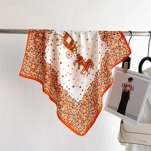 Détail d'un élégant foulard en soie avec motifs de calèche et imprimés floraux chics