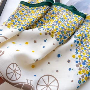 Détails de la texture sergée fine et des imprimés floraux sur le foulard en soie