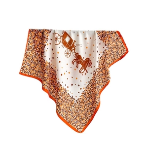 Carré de soie floral avec motif de calèche marron et bordure orange contrastée