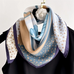 Elegante sciarpa di seta viola con pois e motivi floreali astratti alla moda