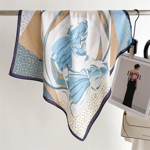 Dettaglio di un foulard di seta con blocchi di colore geometrici e motivi a pois
