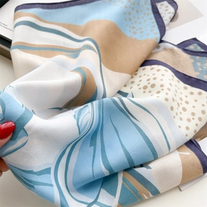 Elegante sciarpa in seta viola con motivo a pois blu e trama a spina di pesce