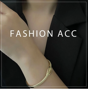 Gros plan du bracelet flocon doré avec zircons cubiques sur une veste noire