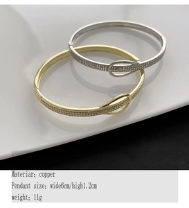 Vue détaillée de bracelets boucle dorés et argentés ornés de zircons brillants