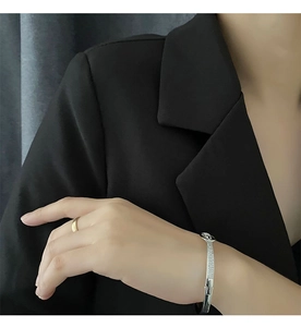 Vue détaillée d'un bracelet tête de léopard en argent serti de zircones sur le poignet