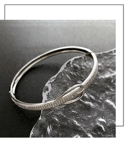 Détail du bracelet boucle de ceinture argenté serti de zircons sur surface glacée