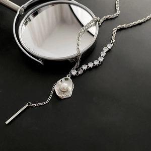 Long collier argenté élégant avec pendentif perle coquillage et accents de zircons brillants
