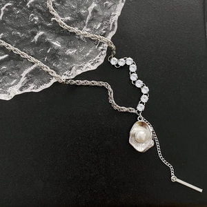 Collier élégant pendentif coquillage argenté avec perle blanche et oxydes de zirconium brillants