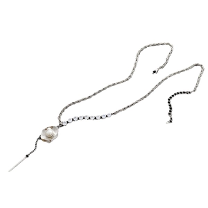 Long collier pull perlé élégant avec pendentif coquillage argenté et zircons
