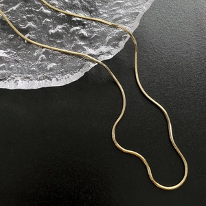 Collier minimaliste en acier titane plaqué or 18 carats avec maille serpent carrée