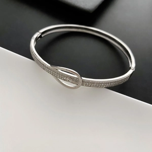 Bracelet jonc argenté à boucle avec zircons micro-paves et design géométrique de flocon de neige