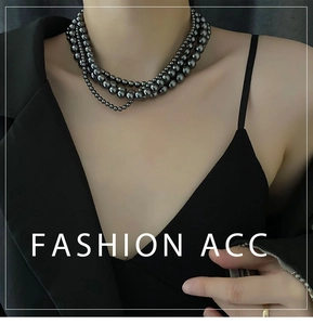 Vue détaillée d'un collier de perles multicouche gris anthracite sur un mannequin