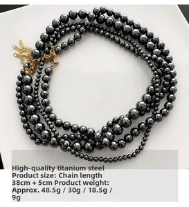 Détail du collier de perles noires multicouche avec fermoir en acier titane de haute qualité