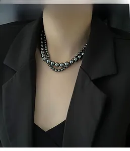 Gros plan d'un collier double rang de perles noires à perles dégradées sur un mannequin