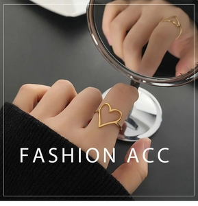 Reflet artistique d'une bague dorée en forme de cœur évidé au style minimaliste