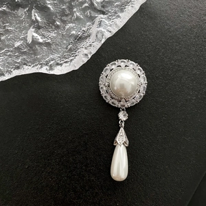 Elegante Silberbrosche mit großer runder Perle und funkelndem Zirkonia-Kranz