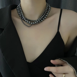 Collier de perles gris foncé multicouche vintage avec éclat métallique sur modèle