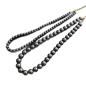 Collier vintage à trois rangs avec perles grises dégradées et fermoir doré chic