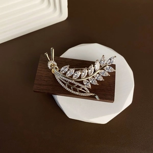 Elegant gold wheat ear brooch with sparkling marquise-cut zircons for luxury styling