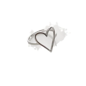 Bague élégante en argent avec cœur ajouré en acier au titane poli pour femmes