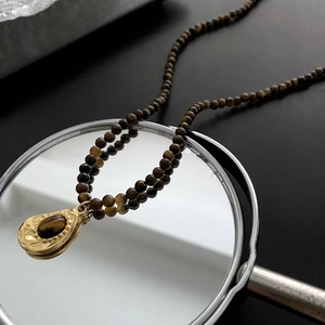 Collier vintage en œil de tigre avec un pendentif goutte dorée martelée