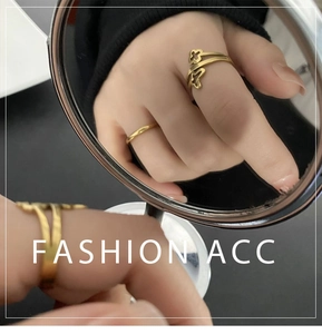 Detailed mirror view of a gold clover cutout ring set with a minimalist stacked band