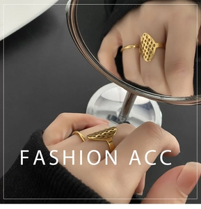 Detail of 18k gold hollow honeycomb two-piece ring set with geometric fashion design