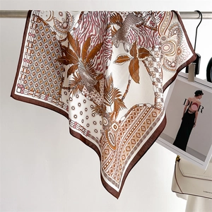 Foulard quadrato effetto seta con stampa giungla di ghepardi e foglie di palma tropicali