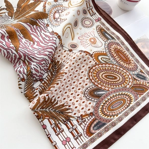 Foulard quadrato di seta con stampa leopardo, foglie di palma e bordo a spina di pesce