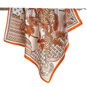 Sciarpa in seta con stampa leopardo della giungla e foglie di palma in arancione