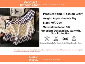 Détail d'un carré de soie 70cm avec motifs ondulés violets et beiges élégants