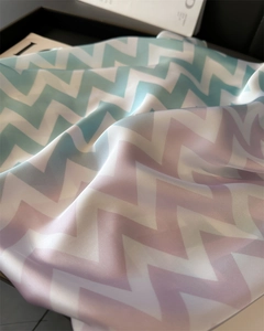 Gros plan d'un foulard en soie aux motifs de vagues colorées et texture lisse