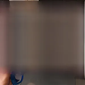 Détail du foulard en soie à motif vagues bleues avec un lustre satiné élégant et doux