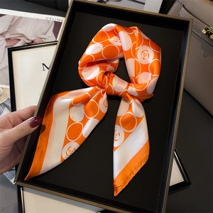Élégant foulard en soie de 70 cm à motif camélia orange dans un coffret cadeau