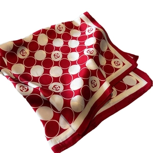 Carré de soie rouge et blanc avec imprimé camélia et motifs à pois élégants