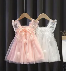 Dettaglio dell'abito da principessa in tulle rosa e bianco con ali di farfalla sulle spalle