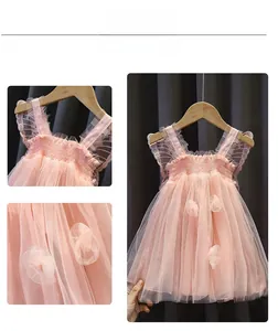 Dettaglio dell'abito da principessa in tulle rosa con spalline ad ali e fiori 3D