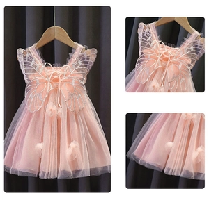 Dettaglio vestito rosa in tulle per bambina con ali di farfalla e ricami floreali