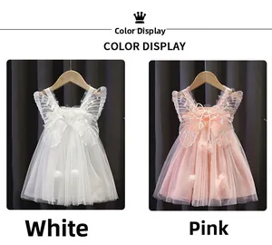 Dettaglio degli abiti da principessa in tulle rosa e bianco con ali di farfalla per bambine