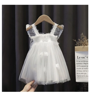 Dettaglio abito bianco in tulle per bambina con spalline a farfalla e fiori 3D