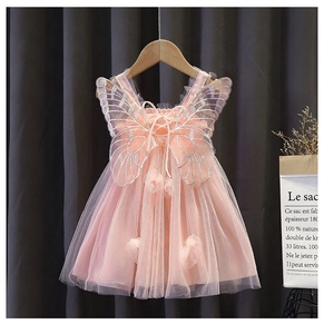 Dettaglio dell'abito da principessa in tulle rosa con ali d'angelo argento e gonna