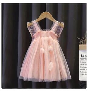 Dettaglio di abito tutu rosa con strati di tulle e applicazioni di farfalle 3D