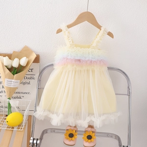 Detalle del vestido de tul arcoíris para niña con zapatos de princesa a juego