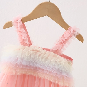 Detalle del vestido de princesa con volantes de tul arcoíris multicapa y lentejuelas