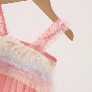 Detalle del vestido de tul rosa degradado con tirantes volantes y malla con purpurina