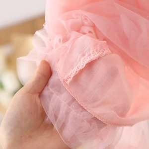 Vista macro detallada de tela de malla rosa multicapa con costuras finas para vestido de niña